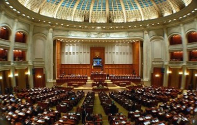 Senatorii îşi reiau activitatea pe 3 septembrie